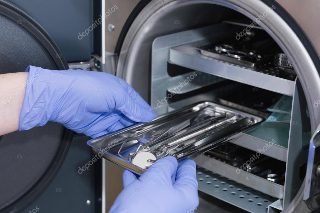 Tecnico che verifica un’autoclave in clinica